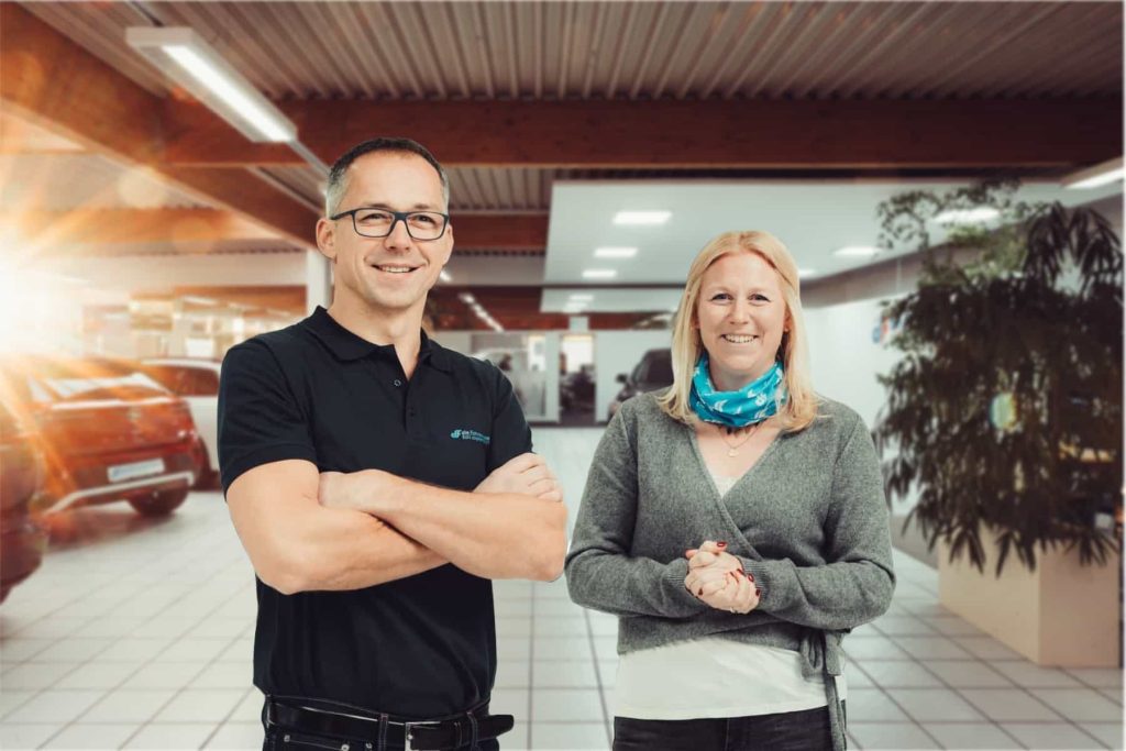 Gechäftsführer Die Fahrzeugmacher - Anne und Mathias Warsinksi stehen im Verkaufsraum